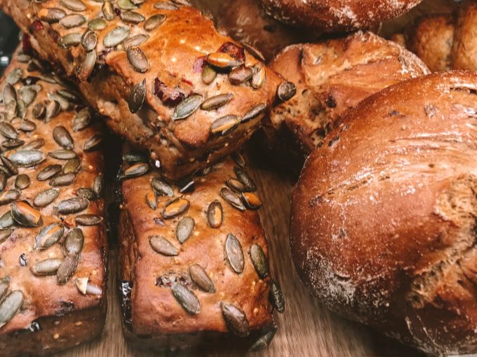 Aufgepasst in der Bäckerei: Weil «gesund» sich gut verkauft, werden Brote gerne auch mal einfach nur dunkel gefärbt – ohne jeden Vollkorngehalt! Bäckerei gesund dunkel Vollkorn