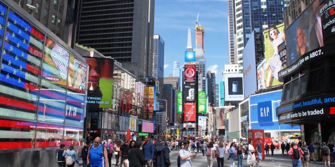 Im Flieger nach New York? Das geht ab Freitag ohne Corona-Impfnachweis. Im Flieger nach New York? Das geht ab Freitag ohne Corona-Impfnachweis.