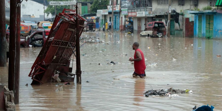 Heftiger Regen hat im Karibikstaat Haiti zu schweren Überschwemmungen geführt - so wie hier in der Hauptstadt Port-au-Prince.