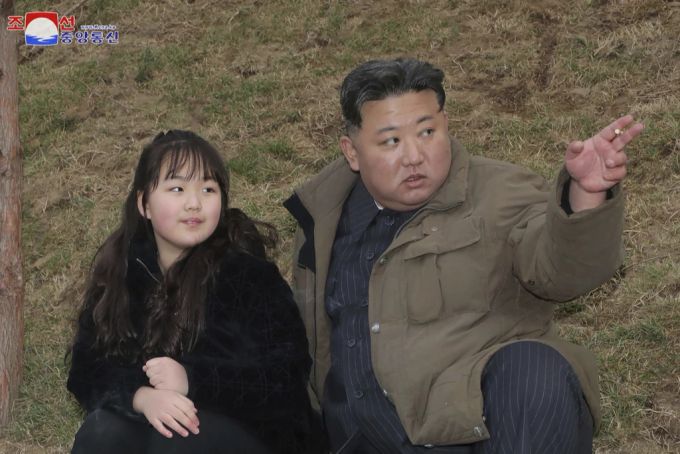 Der Machthaber von Nordkorea, Kim Jong Un, und seine Tochter, offenbar beim Raketentest am 13. April. nordkorea