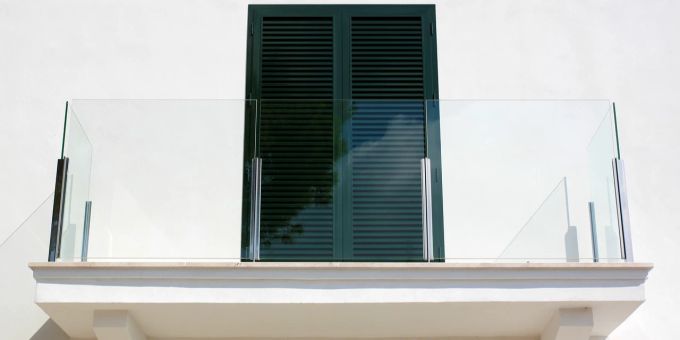 Weil er eine Wohnung mit einem ungesicherten Balkon vermietete, muss sich ein Vermieter vor Gericht verantworten. Ein Freund des Vermieters war von dem Balkon gestürzt. (Symbolbild) balkon