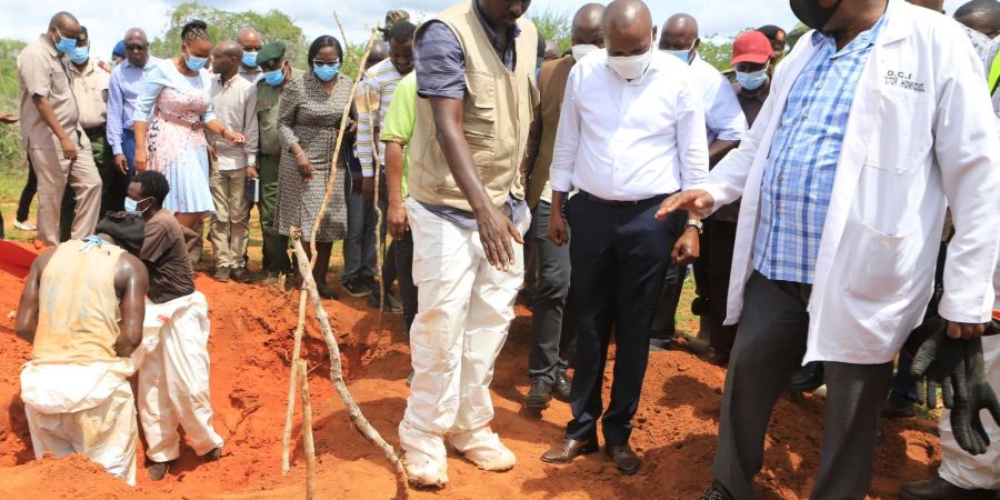 Kithure Kindiki (M), Innenminister von Kenia, inspiziert Gräber in einem Waldgebiet im Süden des Landes, in denen Opfer der «Hungersekte» begraben sind (April 2023).