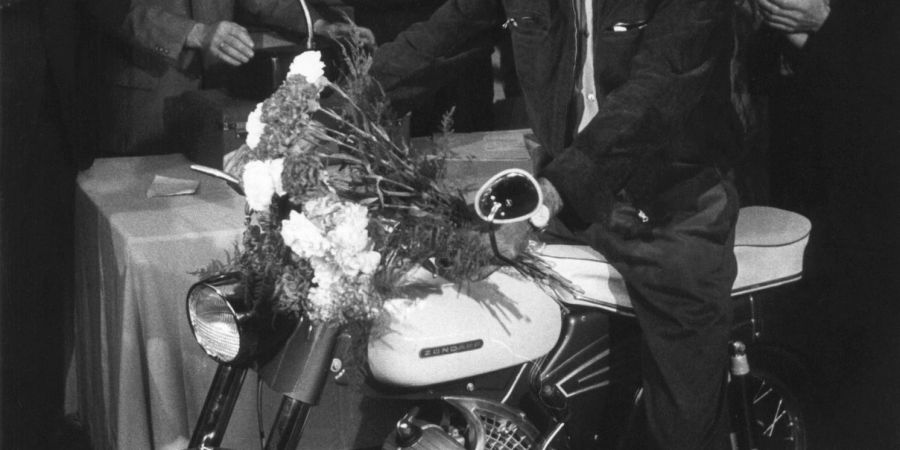 Armado Rodrigues de Sá, der «einmillionste Gastarbeiter» der Bundesrepublik Deutschland, sitzt auf dem Moped, das er bei seiner Ankunft in Köln geschenkt bekommen hat (1964).