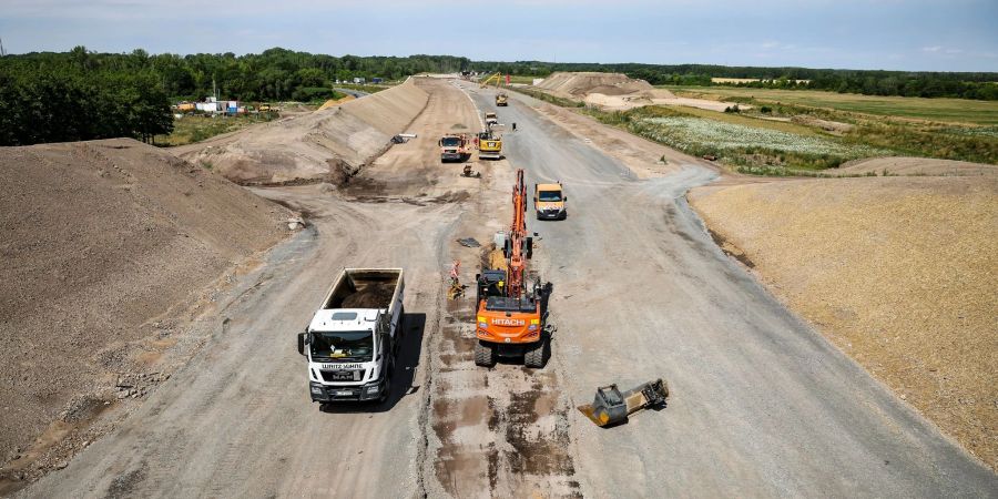 Bauarbeiter errichten die künftige A72 zwischen Leipzig und Chemnitz.