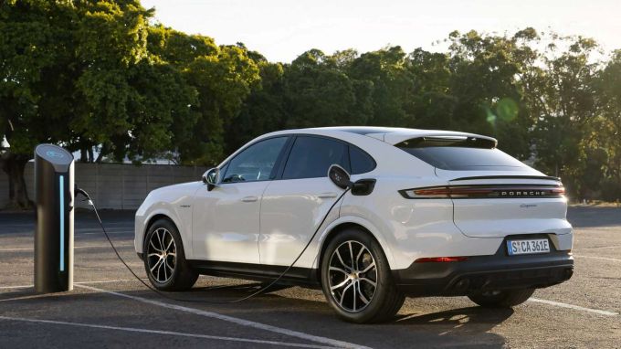 Auch das Porsche Cayenne Coupé hat das Facelift erhalten und mit ihm den erstarkten Hybrid-Antriebsstrang Porsche Cayenne Coupé Facelift