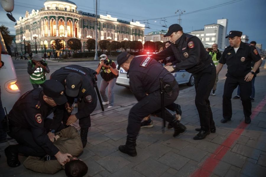 Russische Polizisten gehen in Yekaterinburg gegen Anti-Kriegs-Demonstranten vor.