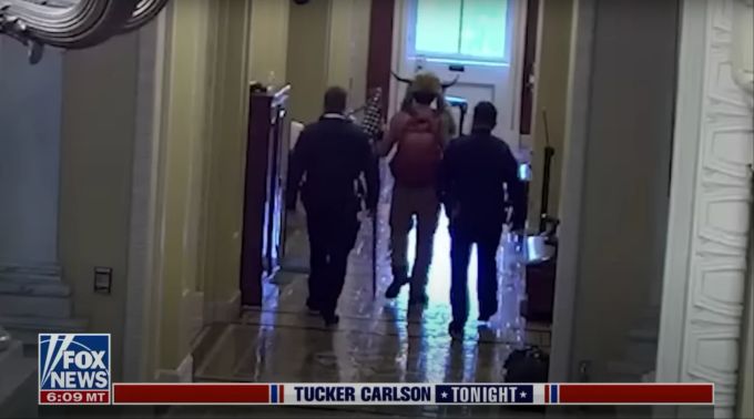 Screenshot aus der Tucker-Carlson-Sendung zu den Überwachungskamera-Aufnahmen des «QAnon-Schamanen». sturm aufs kapitol