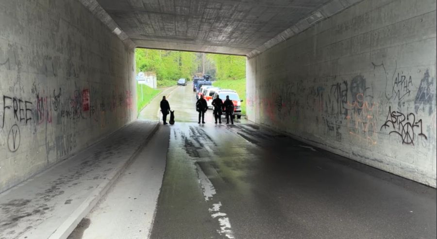 Die Polizei ist mit einem Grossaufgebot vor Ort.