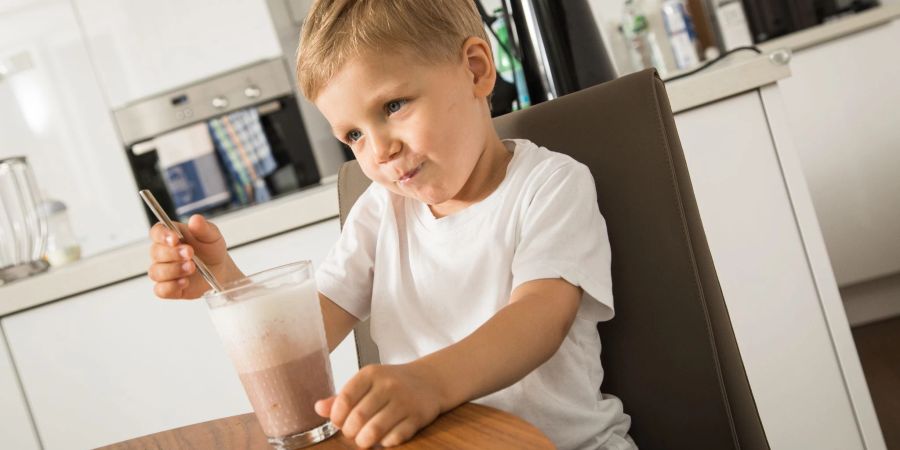 Mmmh, lecker, finden viele Kinder: Beim typischerweise mit Milch angerührten Kakaopulver liegt das daran, dass dieses oft sehr süss ist.