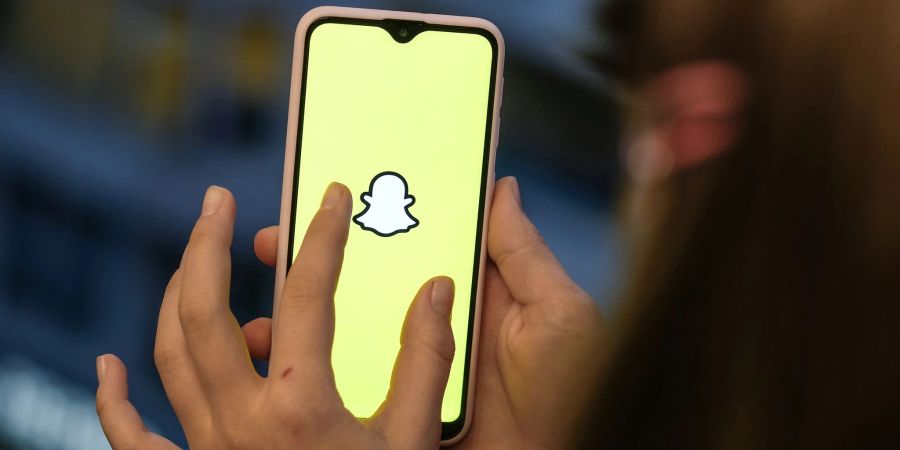 Die Macher der Foto-App Snapchat stellen den Chatbot MyAI nun auch nicht zahlenden Nutzern zur Verfügung.