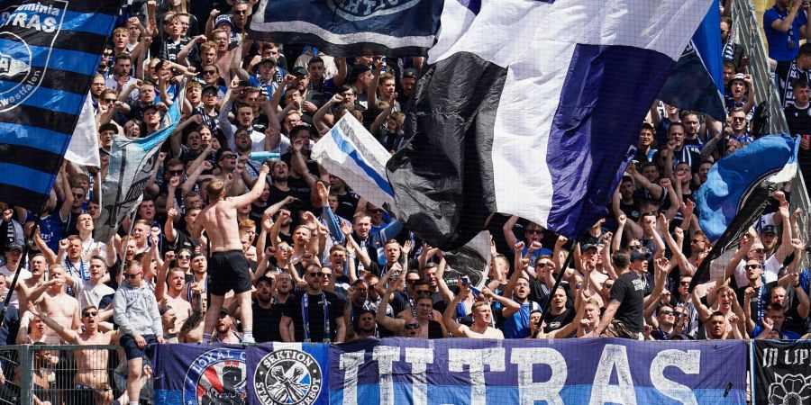 Den Fans von Arminia Bielefeld werden die Karten für das Relegationshinspiel in Wiesbaden von den Arminia-Spielern bezahlt.