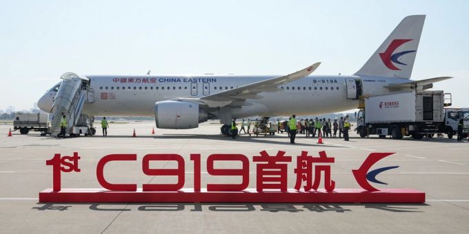 Ein Blick auf die Comac C919, Chinas erstes einheimisch hergestelltes Passagierflugzeug, am Flughafen in Shanghai. (Archivbild) C919 Comac