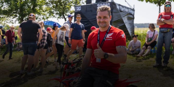 Chris Möckli der MX-Academy bietet auch den Kindern ein Motocross Erlebnis.