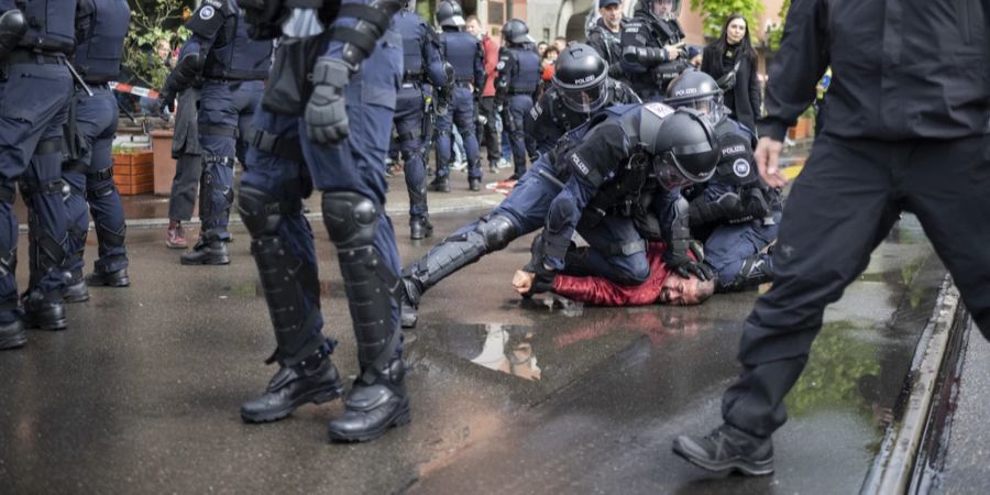 Remo Schmid, «Prix-Courage»-Gewinner, wird am Rande der Nachdemo der 1.-Mai-Kundgebung von der Polizei zu Boden gedrückt.