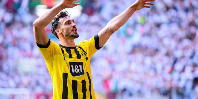 Verteidigt auch in der kommenden Saison für den BVB: Dortmunds Mats Hummels jubelt nach dem Spiel. BVB