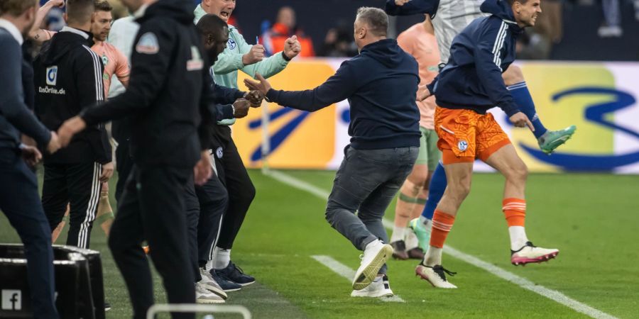 Schalkes Trainer Thomas Reis (M) bejubelt den Schlusspfiff beim Spiel gegen Bremen.
