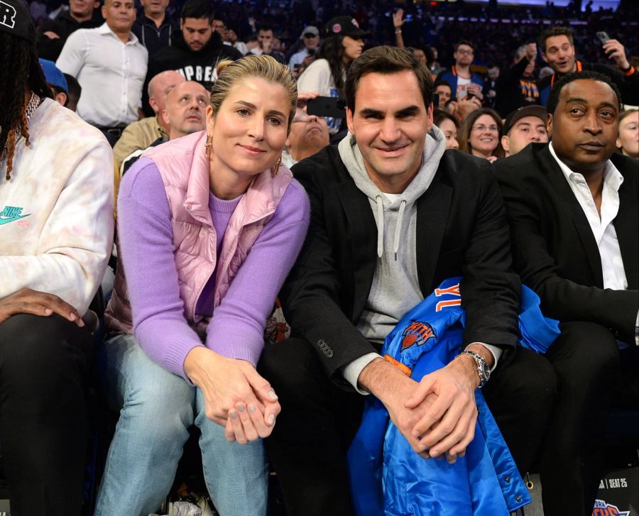 Mirka Federer und Roger zeigen sich im lässigen Look beim Basketballspiel in New York.