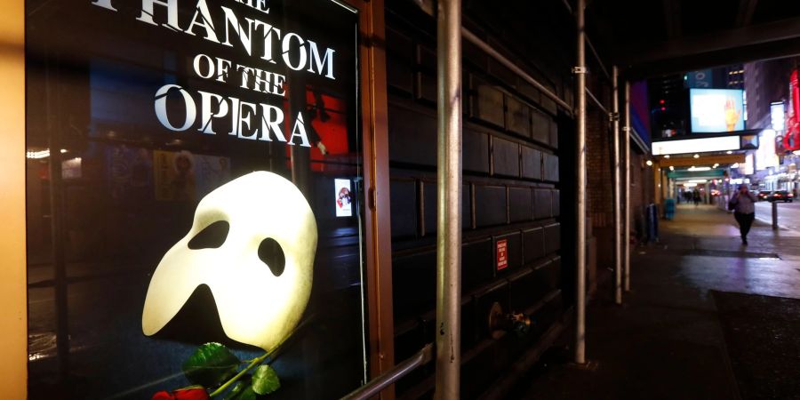 Ein Werbeplakat für «Das Phantom der Oper» hängt im März 2020 am geschlossenen Majestic Theatre in New York. Das Musical wird kommendes Jahr eingestellt.