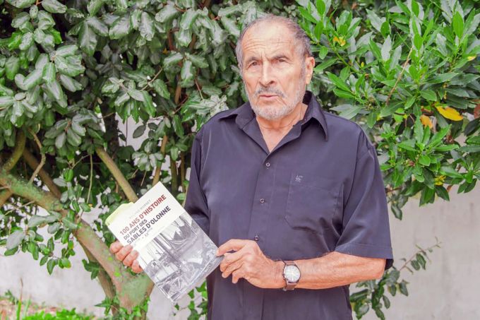 Roland Mornet ist pensionierter Hochseekapitän und beschäftigt sich mit der maritimen Geschichte seiner Heimat. Mann Buch Porträtfoto Geschichte Sables D'Olonne