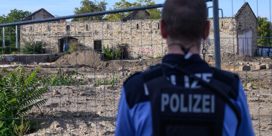 Ein Polizist steht vor dem Fundort der 250-Kilogramm-Bombe aus dem Zweiten Weltkrieg.