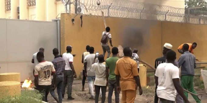 Proteste vor der französischen Botschaft in Ouagadougou Proteste vor der französischen Botschaft in Ouagadougou