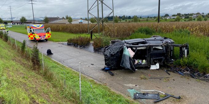 Das Auto überschlug sich. Aargau