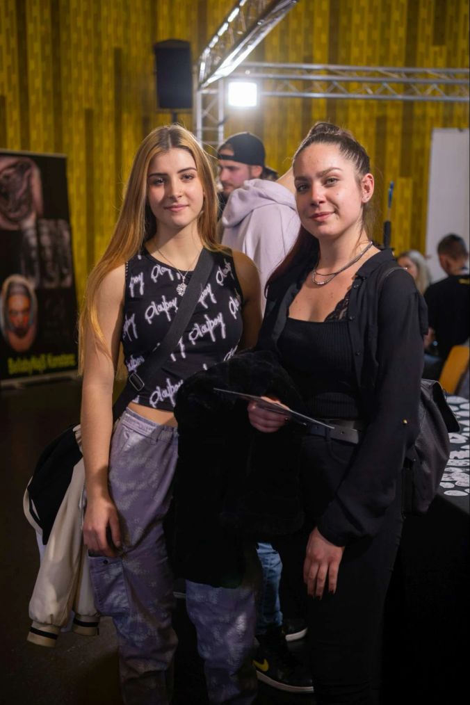 Alanis und Felicitas aus dem Kanton Aargau sehen sich an der Convention um.