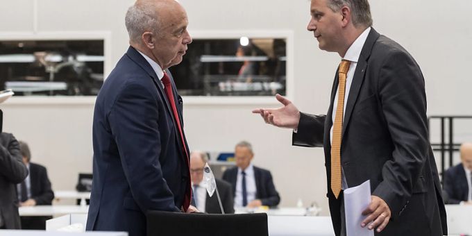 SVP-Präsident und Ständerat Marco Chiesa (rechts) mit Bundesrat Ueli Mauer an der ausserordentlichen Session der eidgenössischen Räte im Mai 2020 in einer Ausstellungshalle von Bernexpo. (Archivbild) marco chiesa ueli maurer