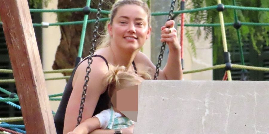 Amber Heard mit Töchterchen Oonagh in Spanien.