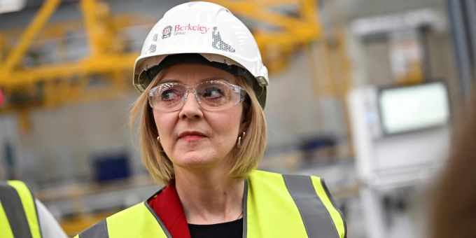 Die britische Premierministerin Liz Truss besucht den Fertighaushersteller Berkeley Modular. Die britische Premierministerin Liz Truss besucht den Fertighaushersteller Berkeley Modular.