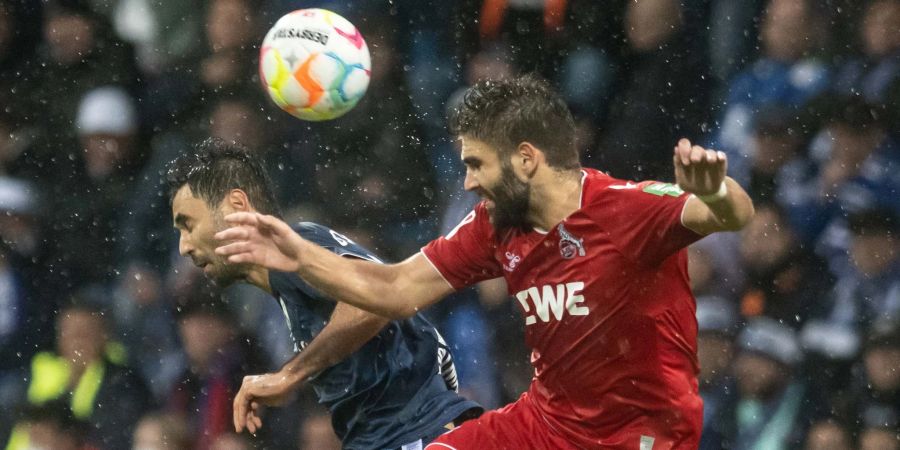 Bochums Gerrit Holtmann (l) im Kopfballduell mit dem Kölner Nikola Soldo.