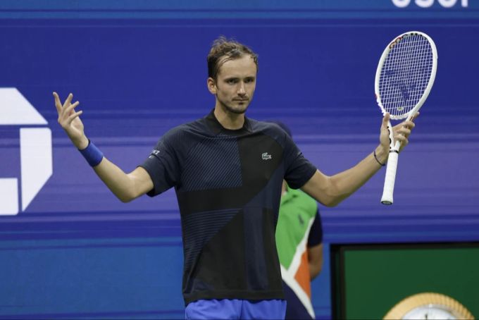 Daniil Medwedew unterliegt in Metz gegen Stan Wawrinka (Archivbild). Daniil Medwedew Stan Wawrinka