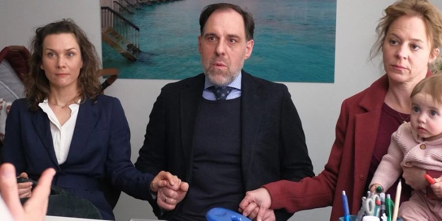 «Annie und das geteilte Glück»: Annie (Bernadette Heerwagen), die die kleine Lotte (Isabelle Schulz) auf dem Arm hat, sitzt mit ihrem Mann Ralf (Thomas Loibl) und ihrer besten Freundin Tine (Kathrin von Steinburg, l.) in einem Büro des Sozialreferats einer Sachbearbeiterin gegenüber und lässt sich von dieser beraten.