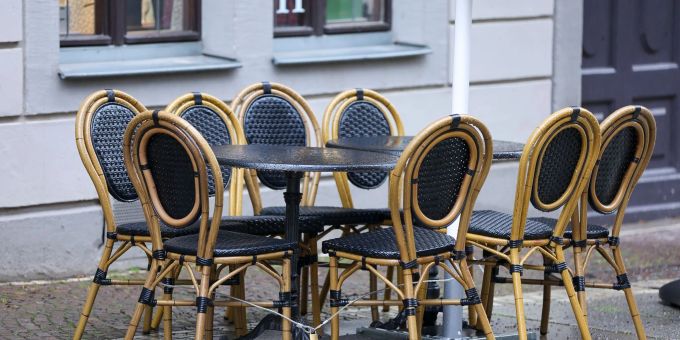 Sechs leere Stühle in einem Cafe. Die Einzelhandelsumsätze sind noch immer niedriger als vor Beginn der Pandemie. Sechs leere Stühle in einem Cafe. Die Einzelhandelsumsätze sind noch immer niedriger als vor Beginn der Pandemie.