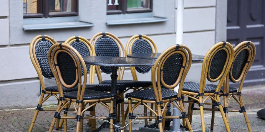 Sechs leere Stühle in einem Cafe. Die Einzelhandelsumsätze sind noch immer niedriger als vor Beginn der Pandemie.