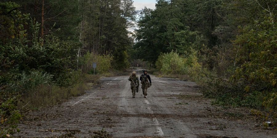 Ukrainische Soldaten suchen in der kürzlich zurückeroberten Stadt Lyman nach den Leichen ihrer Kameraden.