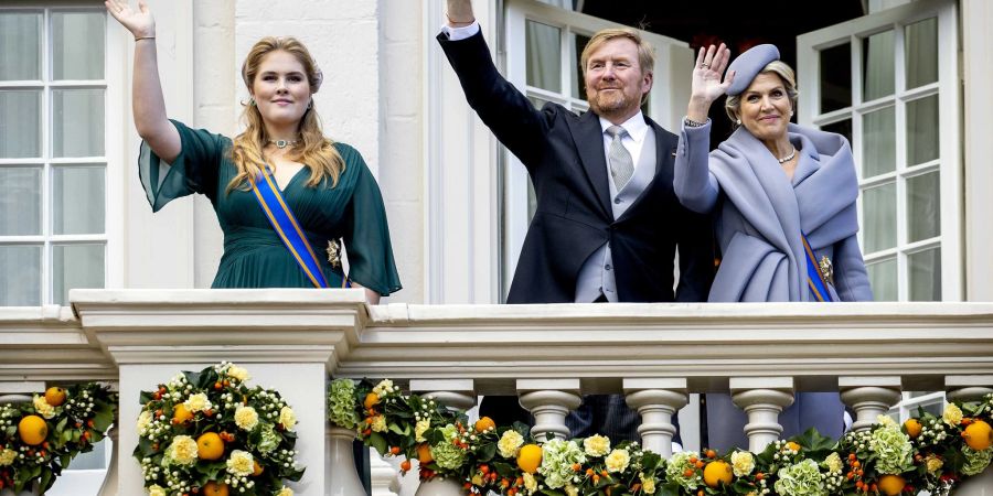 Die niederländische Kronprinzessin Amalia, König Willem-Alexander und Königin Maxima in Den Haag.