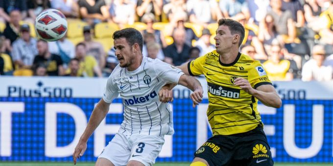 YBs Christian Fassnacht im Duell mit Adrian Guerrero vom FCZ. YB
