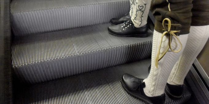 Trachtler stehen auf den Stufen einer Rolltreppe in München, nachdem sie das Oktoberfest verlassen haben. Trachtler stehen auf den Stufen einer Rolltreppe in München, nachdem sie das Oktoberfest verlassen haben.