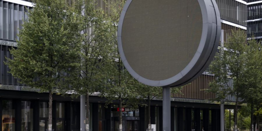 Die SBB setzen weitere Energiesparmassnahmen um. Die Uhr vor ihrem Hauptsitz in Bern leuchtet schon länger nicht mehr. (Archivbild)