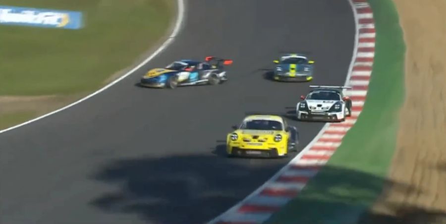 Nach einer Berührung kommt Will Martin beim Porsche Carrera Cup in Brands Hatch von der Strecke ab.