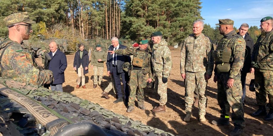 Litauens Staatspräsident Gitanas Nauseda  (4.v.r.) betrachtet beim Besuch der ersten Übung der Bundeswehr-Brigade an der Nato-Ostflanke deutsche Militärtechnik.