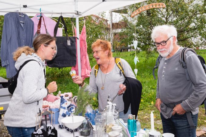Am Flohmarktstand von Nadine Huber wird um eine Tasse gefeilscht.