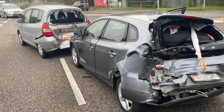Die beiden bereits stehenden Autos wurden stark beschädigt