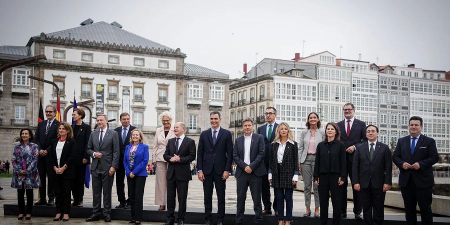 Der spanische Ministerpräsident Pedro Sánchez und Bundeskanzler Olaf Scholz posieren zusammen mit ihren Kabinettskollegen für ein Foto in La Coruña in Spanien.