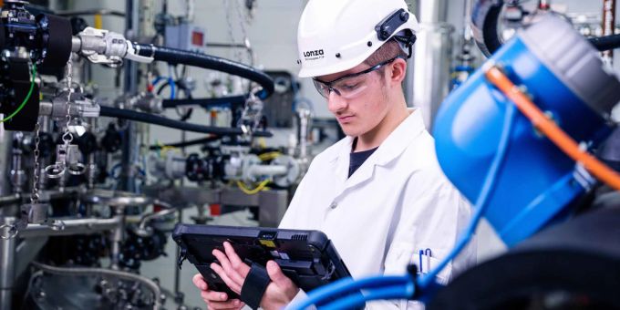 Janis Leiggener hat diesen Sommer die Lehre zum Chemie- und Pharmatechnologen EFZ bei Lonza erfolgreich abgeschlossen und ist inzwischen fest angestellt. Jannis Leiggener Lonza