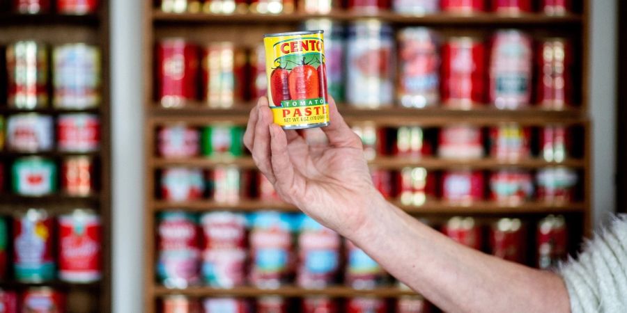 Eine angebrochene Tomatenmark-Dose sollte in ein Schraubglas umgefüllt werden. Das verringert das Wachstum von Keimen.