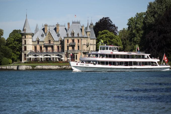 Das Personenschiff Stadt Thun gleitet vor dem Schloss Schadau auf dem Thunersee. thunersee