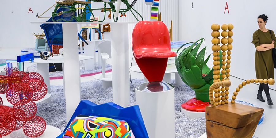 Die Ausstellung «A Chair and You» inszeniert Stühle. Im ersten, hellen Raum sind die farbenfrohsten und originellsten Stücke versammelt.