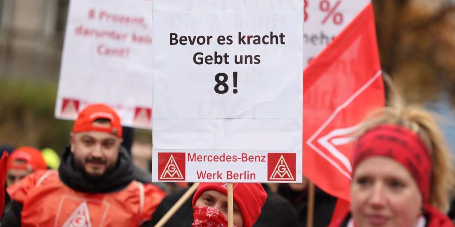 Warnstreik der Beschäftigten vor dem Mercedes-Benz Werk in Berlin.